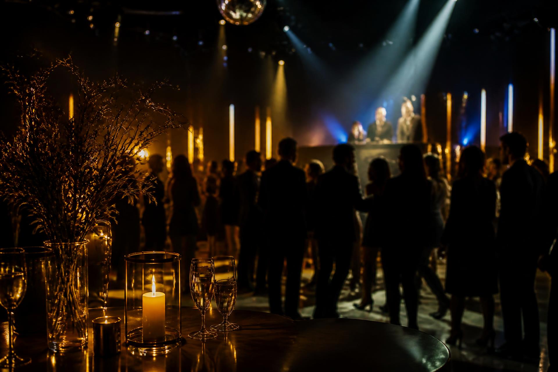 Elegant fest med guldbelysning og dansegulv